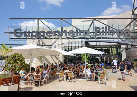 Das Guggenheim Museum für moderne und zeitgenössische Kunst wurde vom Architekten Frank Gehry entworfen. Bilbao, Spanien - August 2018 Stockfoto