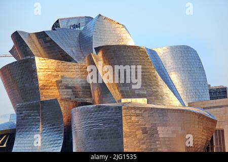 Das Guggenheim Museum für moderne und zeitgenössische Kunst wurde vom Architekten Frank Gehry entworfen. Bilbao, Spanien - August 2018 Stockfoto