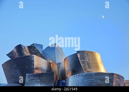 Das Guggenheim Museum für moderne und zeitgenössische Kunst wurde vom Architekten Frank Gehry entworfen. Bilbao, Spanien - August 2018 Stockfoto