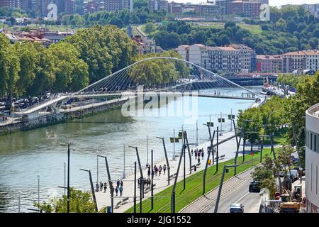 Bilbao Uferpromenade Zubizuri Brücke über den Fluss Nervion im Baskenland. Bilbao, Spanien - August 2018 Stockfoto