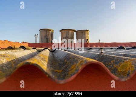 Blick auf einige alte Wassertanks auf dem Dach eines alten Gebäudes. Stockfoto