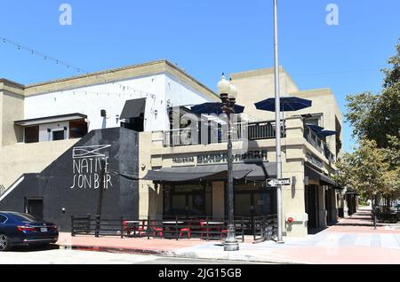 SANTA ANA, KALIFORNIEN - 4. JUL 2022: Native Son Bar und Taqueria Guadalajara in der 4. Street in der Innenstadt von Santa Ana. Stockfoto