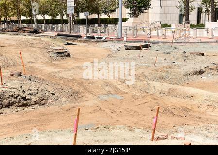 SANTA ANA, KALIFORNIEN - 4. JULI 2022: Nahaufnahme der Straßenarbeiten für die OC Street Car Linie in der Innenstadt von Santa Ana an der Kreuzung von 4. Street und Ross Stockfoto