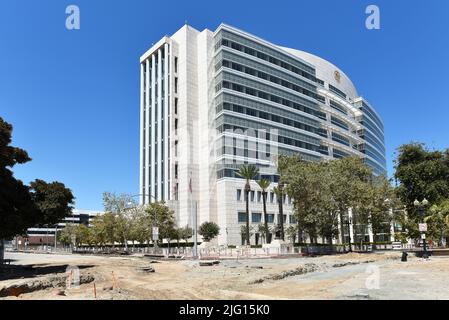 SANTA ANA, KALIFORNIEN - 4 JUL 2022: Straßenarbeiten für die Stadtbahn in Downtown Santa Ana mit dem Ronald Reagan Courthouse im Hintergrund. Stockfoto