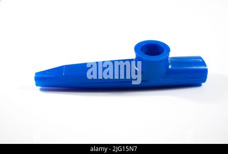 Blauer Kazoo, Kazoo ist ein Blasinstrument. Isoliert auf weißem Hintergrund. Platz kopieren, Platz für Text. Draufsicht. Keine Menschen, niemand. Stockfoto