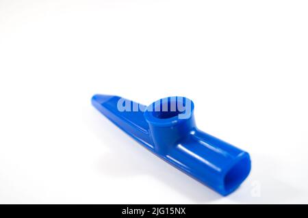 Blauer Kazoo, Kazoo ist ein Blasinstrument. Isoliert auf weißem Hintergrund. Platz kopieren, Platz für Text. Draufsicht. Keine Menschen, niemand. Stockfoto
