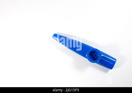 Kazoo ist ein Blasinstrument, blaues Kazoo isoliert auf weißem Hintergrund. Kopierraum, Draufsicht, oben. Keine Menschen, niemand Stockfoto
