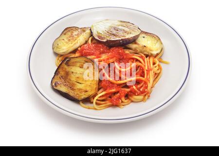 Linguine con pomodore e melanzane ( violetta di Firenzano ), italienische Küche, Auberginen- und Tomatenpasta Stockfoto