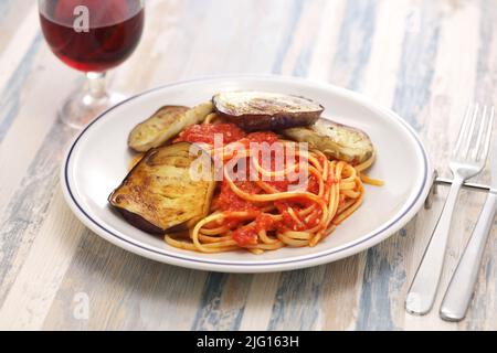 Linguine con pomodore e melanzane ( violetta di Firenzano ), italienische Küche, Auberginen- und Tomatenpasta Stockfoto