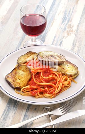 Linguine con pomodore e melanzane ( violetta di Firenzano ), italienische Küche, Auberginen- und Tomatenpasta Stockfoto