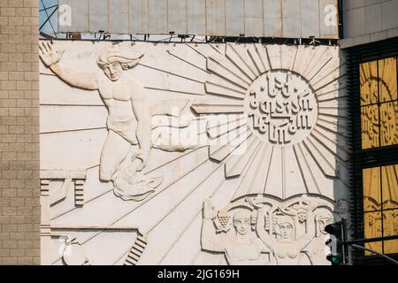 Tiflis, Georgien - 28. März 2022: Reliefs Aus Der Sowjetzeit In Der Nikoloz Barataschwili-Straße, Tiflis. Art Bas-Relief in der Sowjetunion geschaffen Stockfoto