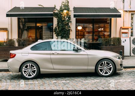 Tiflis, Georgien - 28. März 2022: Blick auf den weißen BMW 2 Series F22 . Deutscher Executive Car. Schnelle moderne 2-Türer Coupé auf der Straße von Tiflis geparkt Stockfoto
