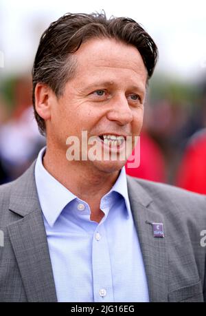 Nigel Huddleston, MP, Minister für Tourismus, Sport, Commonwealth Games, Heritage, Und die Zivilgesellschaft, vor dem UEFA Women's Euro 2022 Group A Spiel in Old Trafford, Manchester. Bilddatum: Mittwoch, 6. Juli 2022. Stockfoto