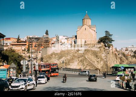 Tiflis, Georgien - 28. März 2022: Wahrzeichen Reiterstatue Des Königs Wachtang Gorgasali In Der Nähe Der Metekhi-Kirche. Verkehr In Der Nähe Des Gugasali-Denkmals Stockfoto