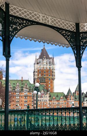 Chateau Frontenac, Quebec City, Quebec, Kanada. Einrahmende Ansicht aus dem Inneren eines Pavillons Stockfoto