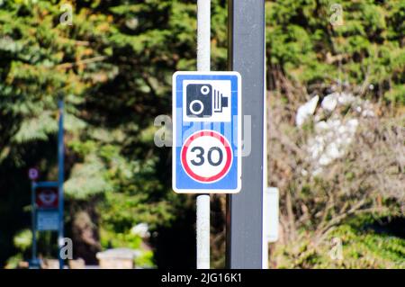 30mph Radarkamera auf bebauter Straße Stockfoto