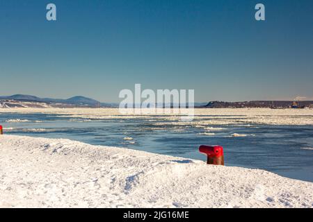 Hafen von Quebec im Winter. Schwimmendes Eis auf dem St-Lawrence River. Stockfoto