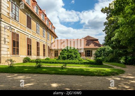 Burg Rájec nad Svitavou, Blick aus dem Garten, Nebengebäude, Tschechische republik Stockfoto