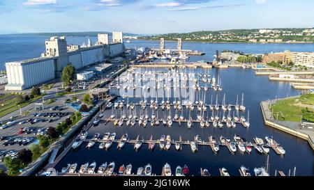 Luftaufnahme des Jachthafens der Stadt Quebec im Alten Hafen. Blick auf Orlean's Island und St. Lawrence River. Stockfoto