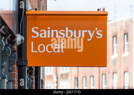 Schild des lokalen Ladens von Sainsburys Stockfoto