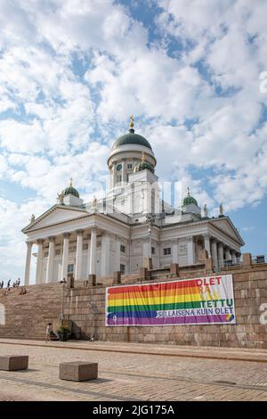 Die Kathedrale von Helsinki oder Helsingin tuomiokirkko unterstützen den Pride Month in Helsinki, Finnland Stockfoto