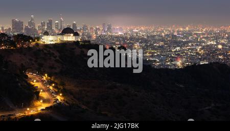 Feuerwerk über dem Griffith Observatory mit der Skyline von Los Angeles in der Ferne Stockfoto