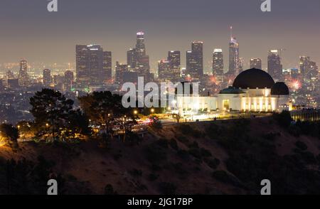 Feuerwerk über dem Griffith Observatory mit der Skyline von Los Angeles in der Ferne Stockfoto