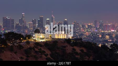 Feuerwerk über dem Griffith Observatory mit der Skyline von Los Angeles in der Ferne Stockfoto