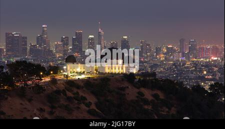 Feuerwerk über dem Griffith Observatory mit der Skyline von Los Angeles in der Ferne Stockfoto