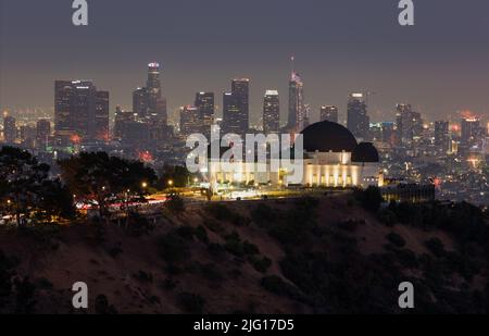 Feuerwerk über dem Griffith Observatory mit der Skyline von Los Angeles in der Ferne Stockfoto