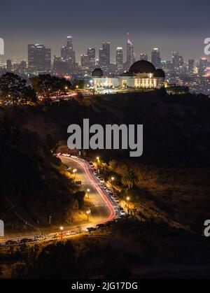 Feuerwerk über dem Griffith Observatory mit der Skyline von Los Angeles in der Ferne Stockfoto