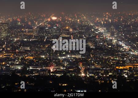 Feuerwerk über dem Griffith Observatory mit der Skyline von Los Angeles in der Ferne Stockfoto