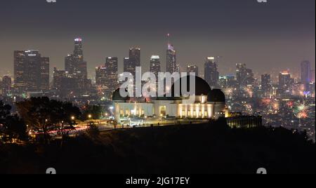 Feuerwerk über dem Griffith Observatory mit der Skyline von Los Angeles in der Ferne Stockfoto