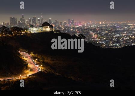 Feuerwerk über dem Griffith Observatory mit der Skyline von Los Angeles in der Ferne Stockfoto