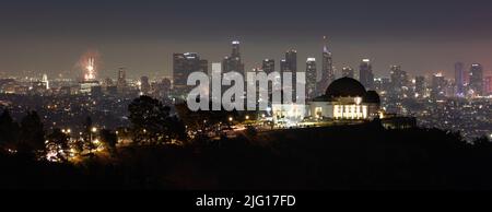 Feuerwerk über dem Griffith Observatory mit der Skyline von Los Angeles in der Ferne Stockfoto