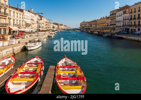 Der königliche Kanal an einem sonnigen Sommerabend, mit den typischen Booten, in Sete in Herault, Oskitanie, Frankreich Stockfoto