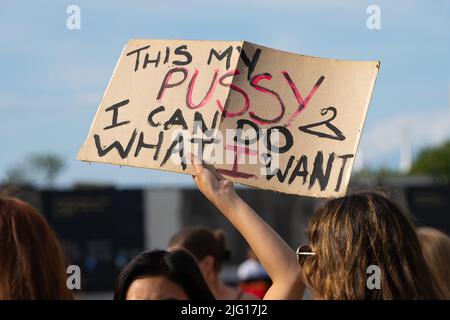 Ein Protestor hält während einer Wahlkampfveranstaltung am 4.. Juli auf dem Parliament Hill in Ottawa ein grafisches Schild in die Höhe, in Solidarität mit den Amerikanern über Roe V Wade. Stockfoto