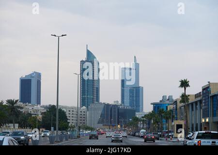 Al Khobar Stadt Morgenansicht von einer Ampel. Mit Himmel kratzen und Bau. Stadt Khobar, Saudi-Arabien Stockfoto