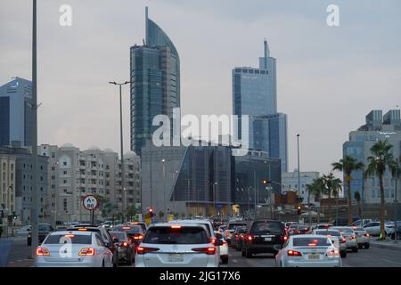 Al Khobar Stadt Morgenansicht von einer Ampel. Mit Himmel kratzen und Bau. Stadt Khobar, Saudi-Arabien Stockfoto