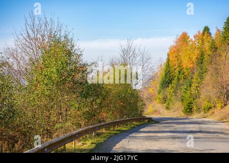 Alte Bergstraße im Herbst. Landausflug an einem warmen, sonnigen Tag. Bäume entlang des Weges in farbenfrohem Laub Stockfoto