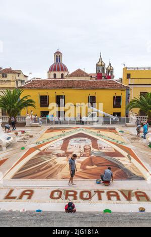 La Orotava, Teneriffa, Spanien, 21. Juni 2022. Vorbereitung von bunten Teppichen für Corpus Christi in der Stadt La Orotava auf Teneriffa, Kanarische Inseln. Stockfoto