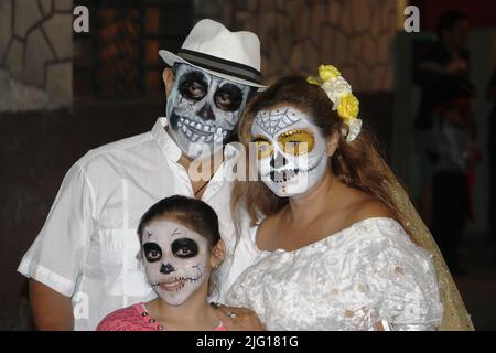 MERIDA, MEXIKO - 28. OKTOBER 2016 Paseo de las Ánimas oder Tag der Toten - Familie Make-up Stockfoto