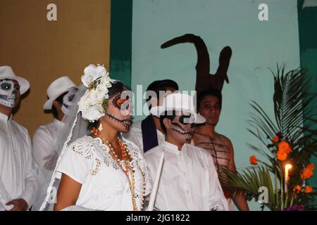 MERIDA, MEXIKO - 28. OKTOBER 2016 Paseo de las Ánimas oder Tag der Toten - eine Gruppe von Schauspielern, die darauf warten, auf die Bühne zu gehen Stockfoto