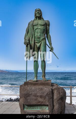 Candelaria, Teneriffa, Spanien, 19. Juni 2022.Statue des Guanchen-Königs Agaymo in Candelaria, Teneriffa, Kanarische Inseln. Stockfoto