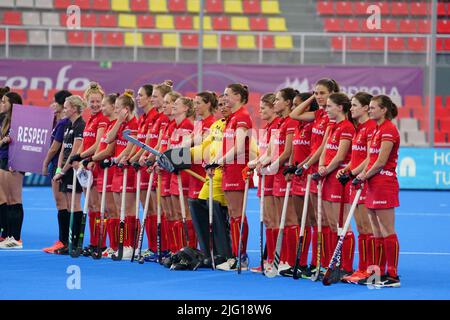 Die belgischen Spieler, die zu Beginn eines Eishockeyspiels zwischen den belgischen Roten Panthern und Japan am Mittwoch, den 06. Juli 2022 in Terrassa, Spanien, zu sehen waren, Spiel 3/3 in Pool D der Gruppenphase der FIH-Weltmeisterschaft der Frauen 2022. BELGA FOTO JOMA GARCIA Stockfoto