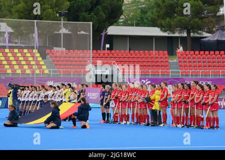 Die belgischen Spieler, die zu Beginn eines Eishockeyspiels zwischen den belgischen Roten Panthern und Japan am Mittwoch, den 06. Juli 2022 in Terrassa, Spanien, zu sehen waren, Spiel 3/3 in Pool D der Gruppenphase der FIH-Weltmeisterschaft der Frauen 2022. BELGA FOTO JOMA GARCIA Stockfoto