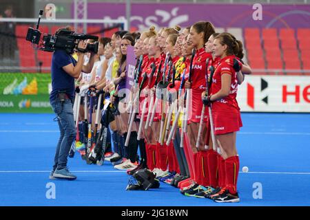 Die belgischen Spieler, die zu Beginn eines Eishockeyspiels zwischen den belgischen Roten Panthern und Japan am Mittwoch, den 06. Juli 2022 in Terrassa, Spanien, zu sehen waren, Spiel 3/3 in Pool D der Gruppenphase der FIH-Weltmeisterschaft der Frauen 2022. BELGA FOTO JOMA GARCIA Stockfoto