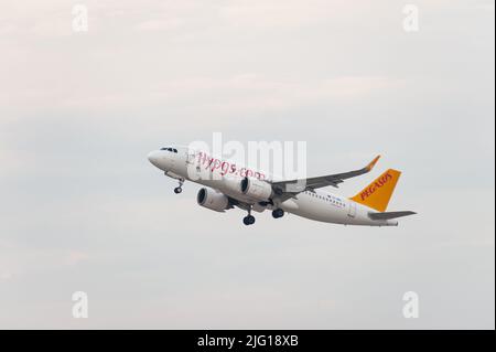 25.06.2022, Berlin, Deutschland, Europa - Ein Passagierflugzeug des Typs Pegasus Airlines Airbus A320 Neo hebt vom Flughafen Berlin Brandenburg ab. Stockfoto