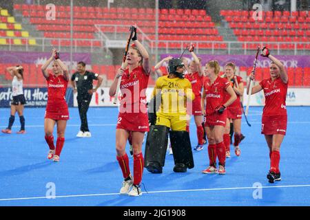 Belgiens Spieler feiern nach dem Gewinn eines Eishockey-Spiels zwischen belgischen Roten Panthern und Japan am Mittwoch, den 06. Juli 2022 in Terrassa, Spanien, Spiel 3/3 in Pool D der Gruppenphase der Frauen-FIH-Weltmeisterschaft 2022. BELGA FOTO JOMA GARCIA Stockfoto