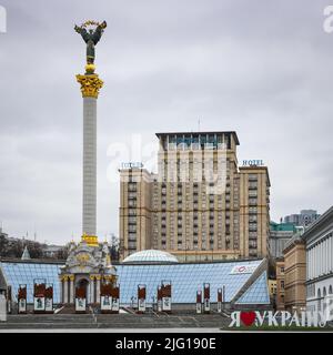 KIEW, UKRAINE - APR 20, 2022: Unabhängigkeitsplatz in der Kriegszeit in Kiew, Ukraine Stockfoto